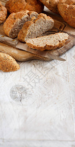 木桌上的全麦面包特写图片