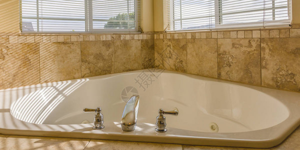 心形浴缸与浴室内的喷气机高清图片