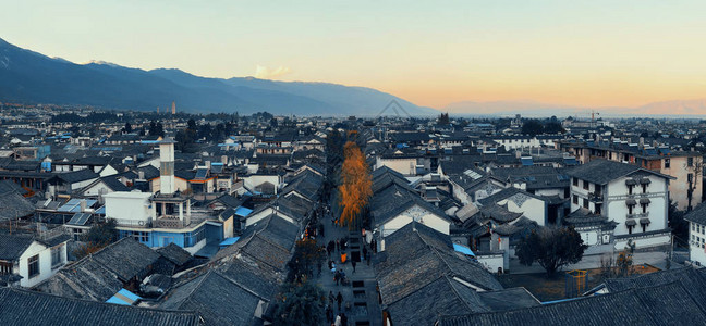 日落时达利老城屋顶风背景图片