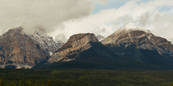 加拿大班夫公园景观全景山顶图片