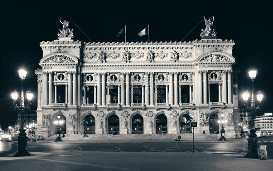 巴黎歌剧院在夜间作为城市著名的旅游图片