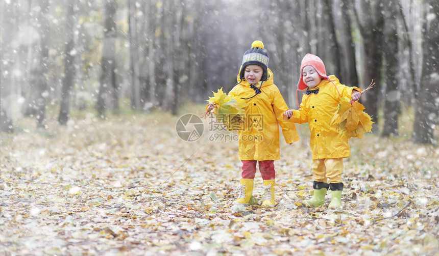 蹒跚学步的孩子们在秋天的公园里散步秋林初霜雪孩子们在公园图片