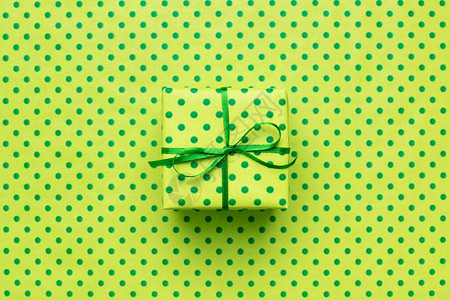 用圆点包装纸上的绿色礼品盒卡片传单邀请信标牌或凭图片