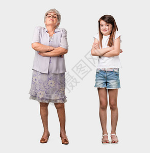 一位老妇人和孙女的全身怀疑和耸肩图片