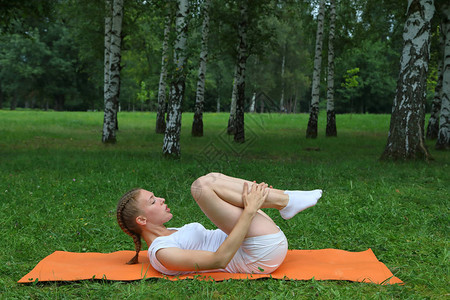 健康生活和身体护理年轻的健身教练在公园的橙色图片