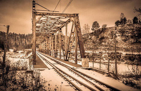 冬季钢铁路在冰冻图片