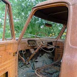 一辆废弃车辆的肮脏和生锈的内部查看损坏和废弃车辆的内部内部和外部都被污图片