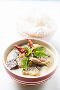 碗面和大米面中的绿咖喱鸡KangKeawWanGai图片