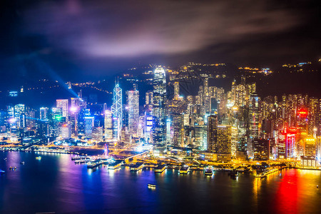 晚上在香港市天际的外观建造美丽的建图片