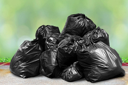 许多垃圾塑料袋黑色垃圾在自然阳光下图片