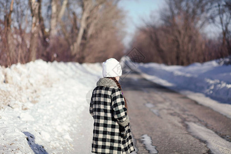 冬天冬天森林里的小路雪图片