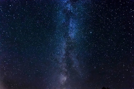 星空乳白色的方式美丽的风景夜间时图片