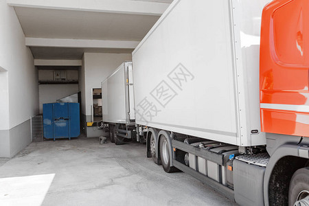 货运卡车在便利店阶段装卸商业货物运输和图片