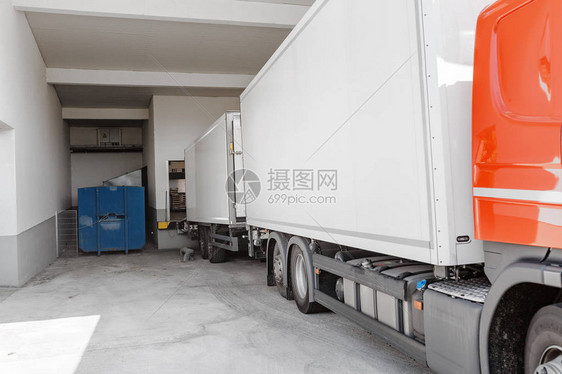 货运卡车在便利店阶段装卸商业货物运输和图片