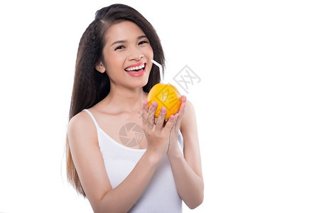 快乐的亚洲女人带着新鲜的橙色水果和稻草图片