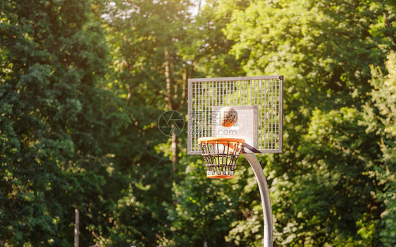 在室外篮球场或城市公园的操场打篮球图片