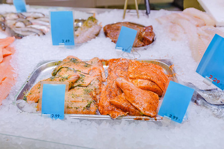 超市柜台的冰中的沙门鱼排健康的图片