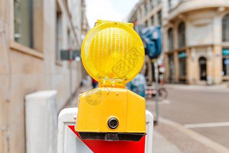 黄色信号灯对建筑施工地发图片