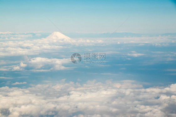 日本藤山空中观察背景中云层群图片