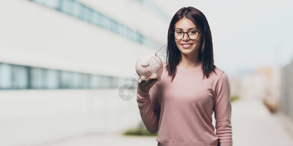 年轻漂亮的女人自信开朗图片