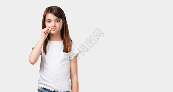 全身小女孩保守秘密或要求沉默严肃的脸图片