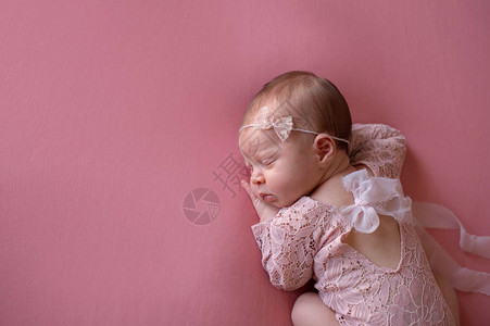 一个美丽的睡觉的新生的女婴图片