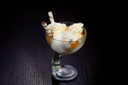 美味的冰淇淋配桃子和巧克力卷背景图片