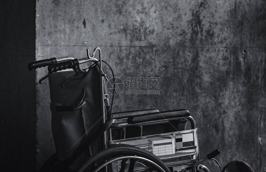 轮椅折叠在墙边医院概念的悲伤消息老龄化社会的症孤独的空轮椅服务病人和助理残疾老图片