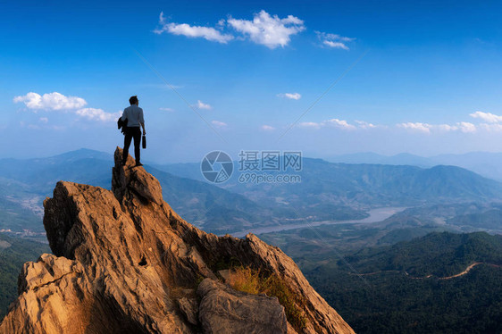 年轻商人穿着舒适的便衣夹克图片