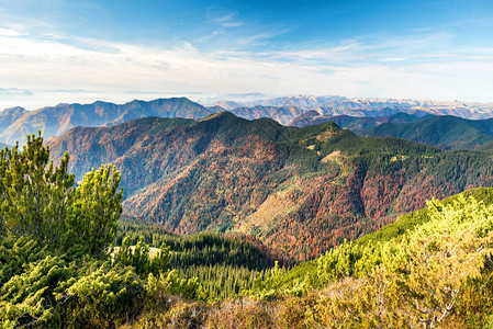 五彩山脉和秋山的风景图片