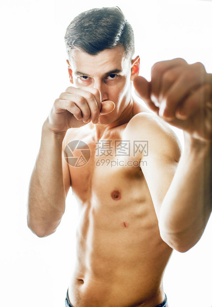长相英俊的年轻有侵略男子拳击以白种背景生活方式图片