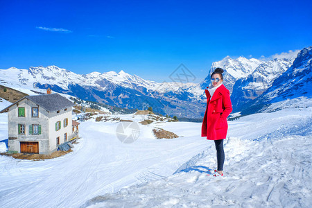 年轻女旅游者在瑞士KleineScheidegg站附近看到图片