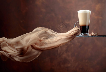 咖啡饮料或鸡尾酒和奶油加棕色背景的奶油在风香芳围巾中演化复图片