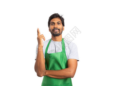 微笑的卖家或大卖场印度员工用手指在空中做出很棒的创意手势图片