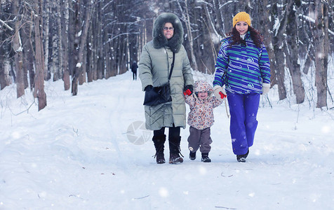 周末下雪时带小孩在图片