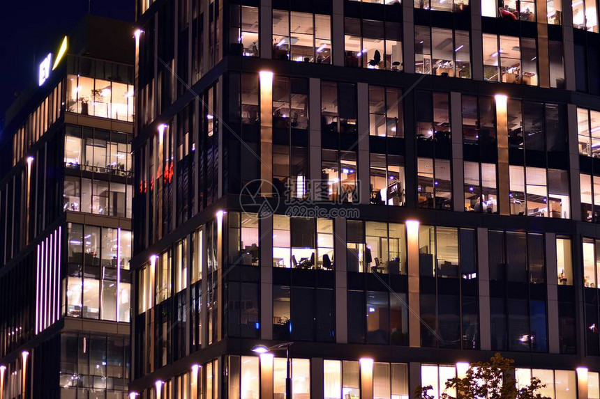 办公室大楼晚上办公深夜工作玻璃窗高清图片下载-正版图片505499834-摄图网