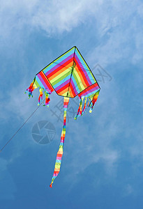 彩虹色的风筝在蓝天高飞图片