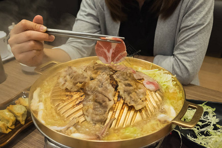 用于烧烤或日式烤肉的生牛肉片图片