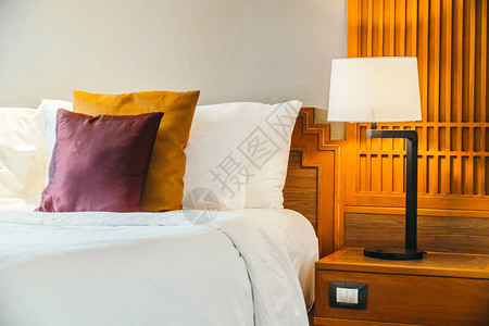 床上的舒适枕头有灯家具旅馆卧图片