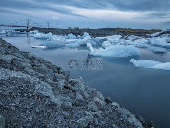 冰岛黄昏Jokulsarlon冰川环礁湖河口漂浮的蓝冰山深视图片