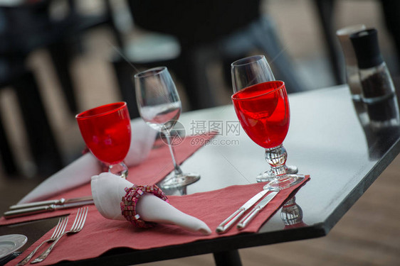现代热带餐厅的餐桌布置图片