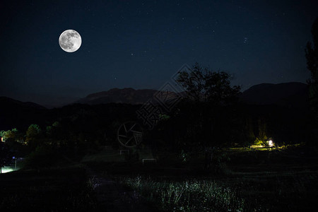 满月之夜穿过森林的山地路黑暗蓝天和月图片