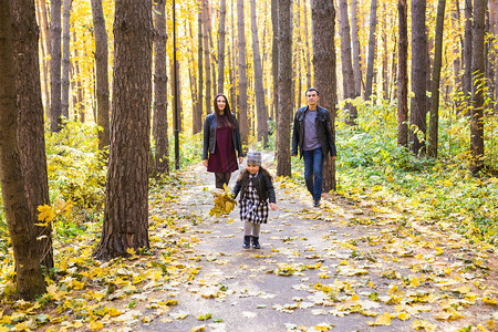人民家庭和休闲概念快乐的父亲和母亲与女儿在秋天图片
