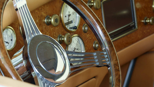 复古车的方向盘和仪表板图片
