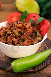 炖蔬菜配新鲜西红柿和苦椒片的炖菜图片