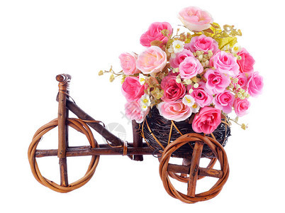 粉红色玫瑰花在装饰木制自行车上白色图片