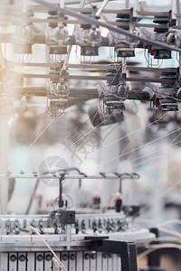 针织面料纺织厂在纺纱生产线和旋转机械图片