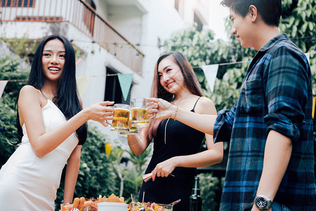 亚洲青少年在家里的花园一起庆祝教育节日图片