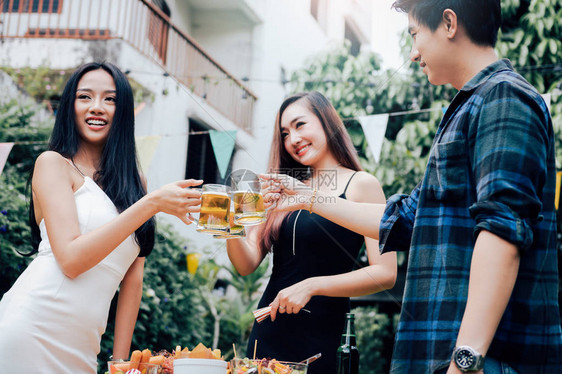 亚洲青少年在家里的花园一起庆祝教育节日图片