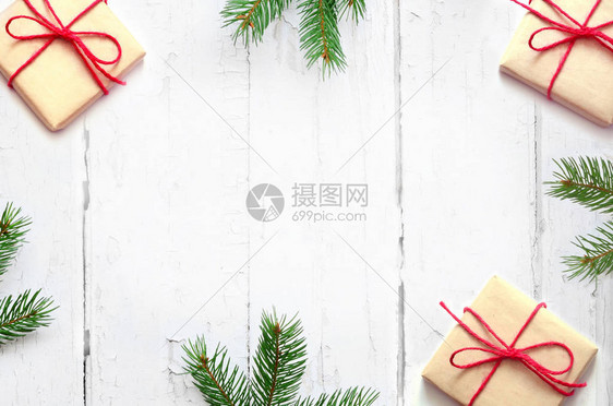圣诞礼物圣诞礼物和fir树枝图片